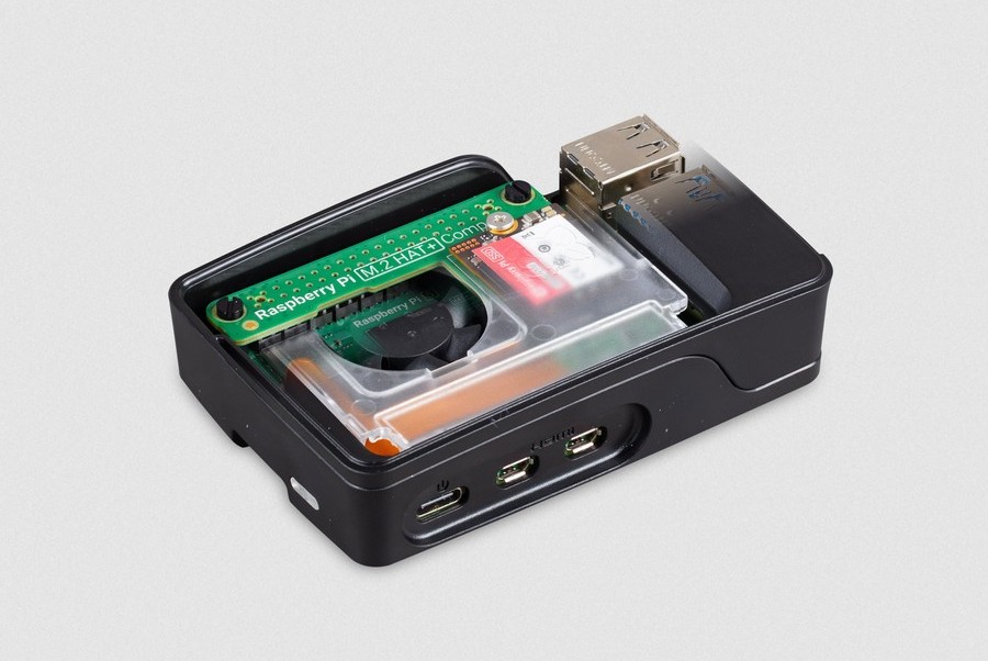 可同時安裝 Raspberry Pi 5 外殼和 Raspberry Pi Active Cooler